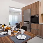 Sea View House Калаф